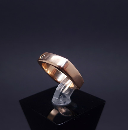 Gold ring with diamond