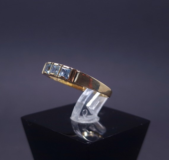 Gold ring with colored stones