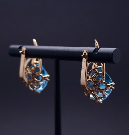 Gold earrings with colored stones