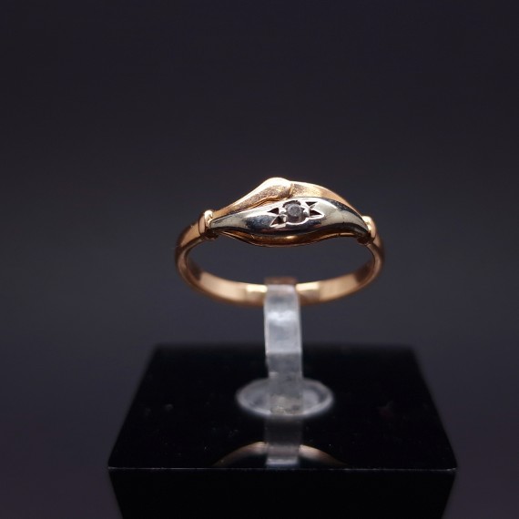 Gold ring with zircon