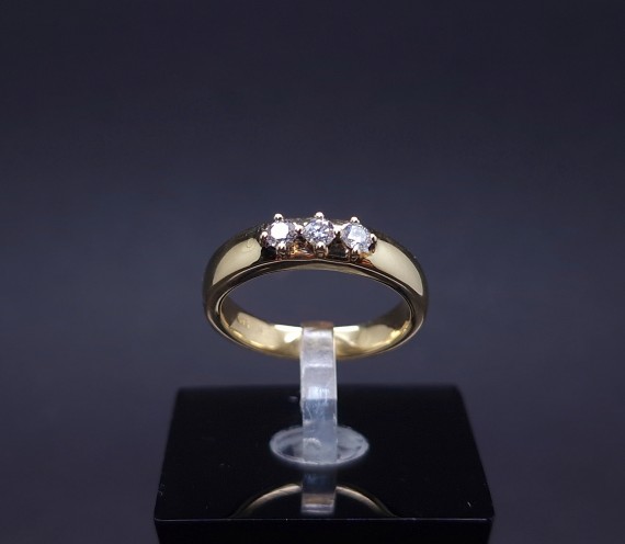 Gold ring with diamonds