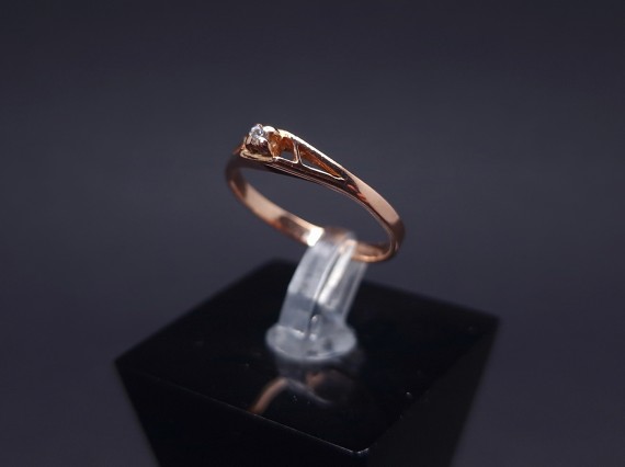 Gold ring with zircon