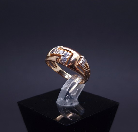 Gold ring with zircons