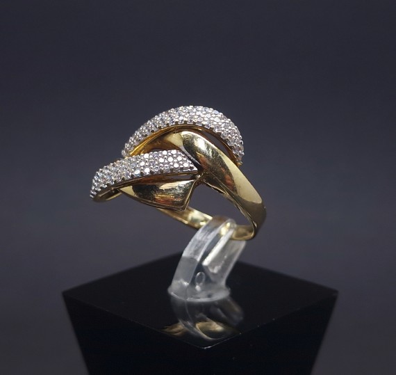 Gold ring with zircons