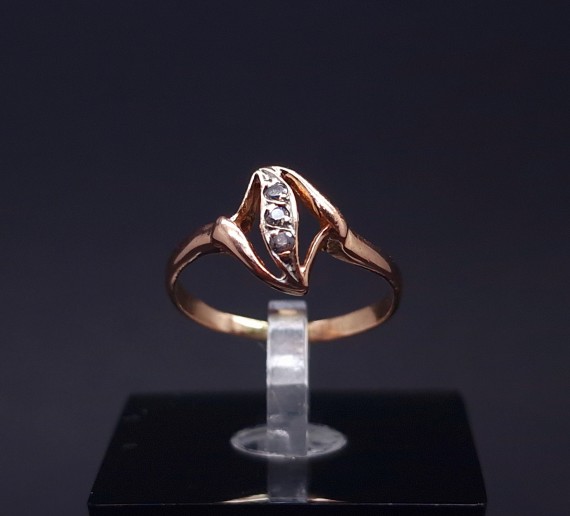 Gold ring with zircons