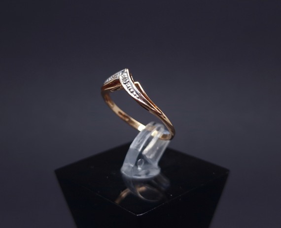 Gold ring with diamonds