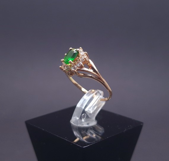 Gold ring with zircons and colored stone