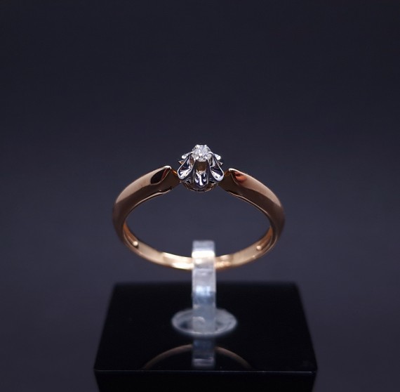 Gold ring with diamond