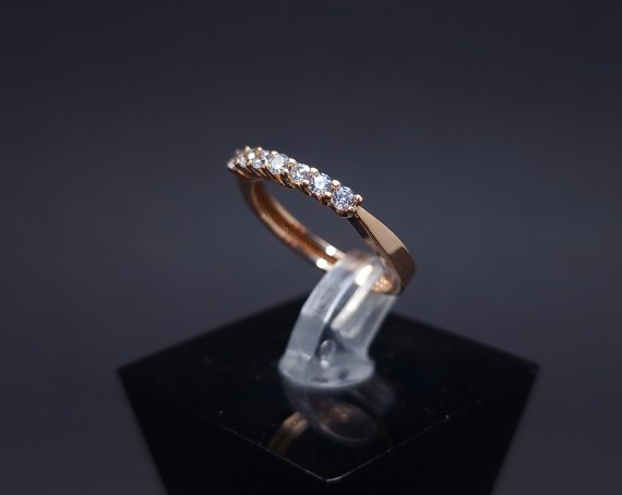 Gold ring with zircons