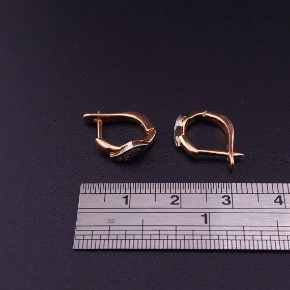 Gold earrings with diamonds 