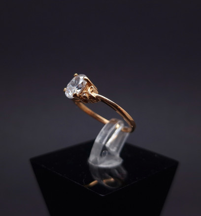 Gold ring with zircons