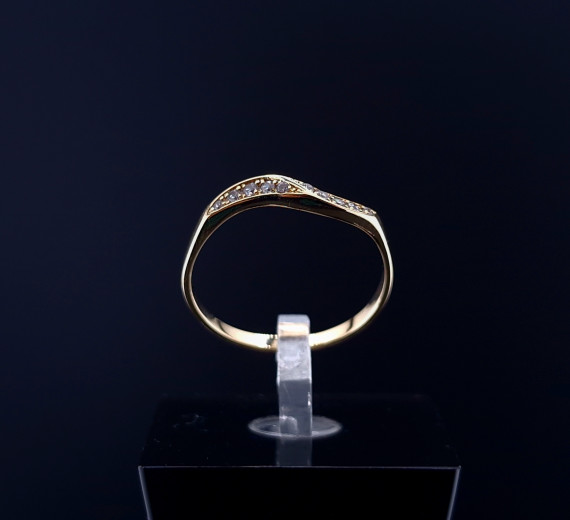 Gold ring with zircons