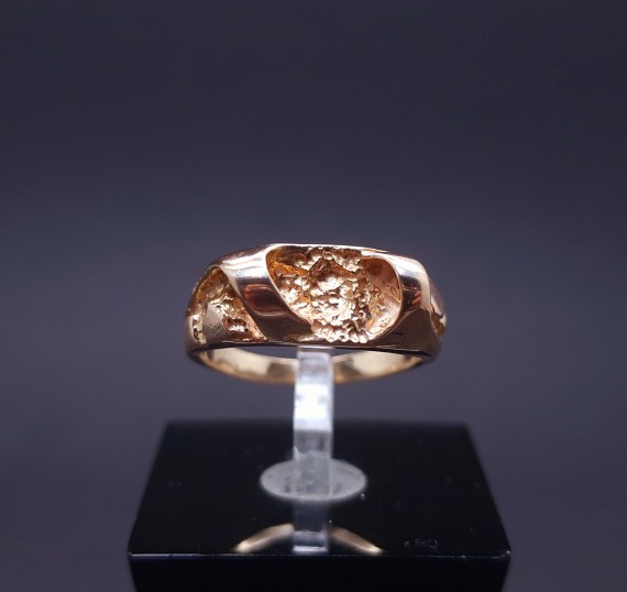 Gold ring 