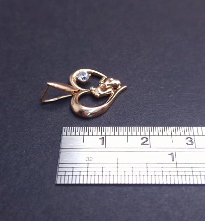 Gold pendant with zircon