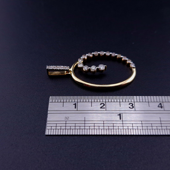 Gold pendant with diamond