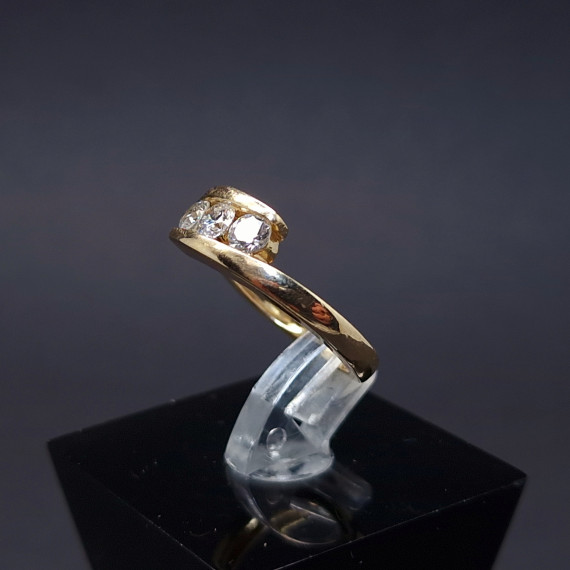 Gold ring with diamonds