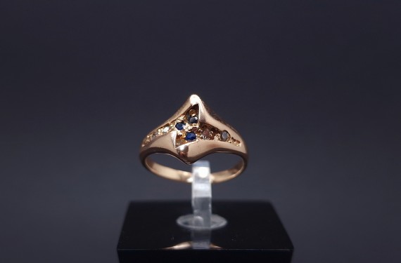 Gold ring with diamonds and colored stones