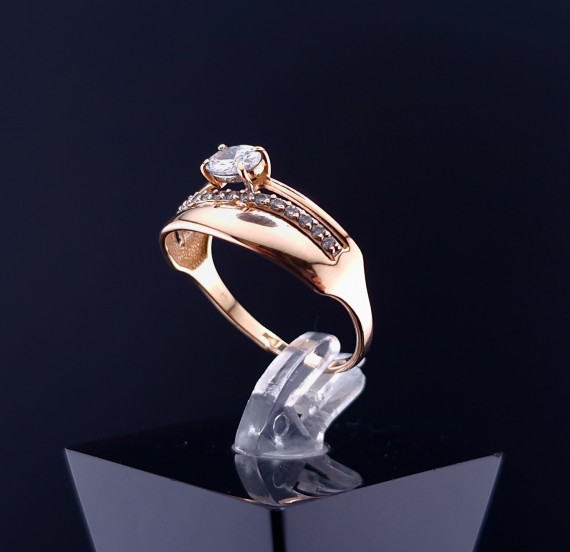 Gold ring with zircons