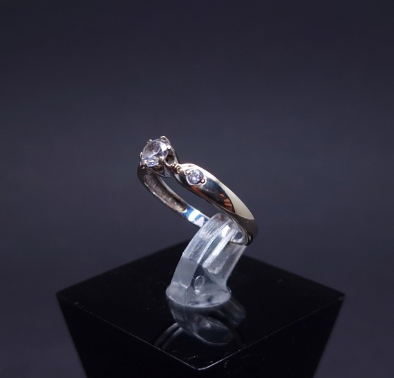 Gold ring with zircons