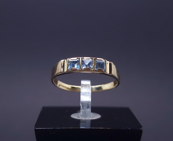 Gold ring with colored stones