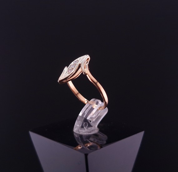 Gold ring with zircons