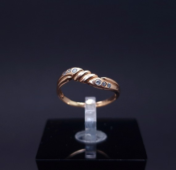 Gold ring with zircons