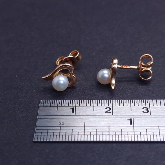 Gold earrings with pearls