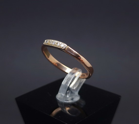 Gold ring with zircons