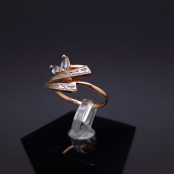 Gold ring with zircons 