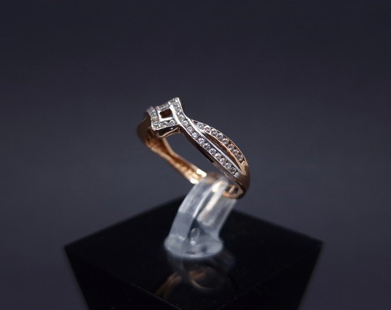 Gold ring with zircons