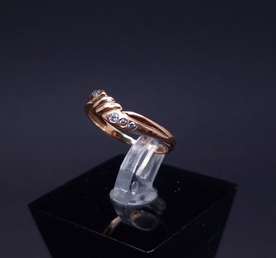 Gold ring with zircons