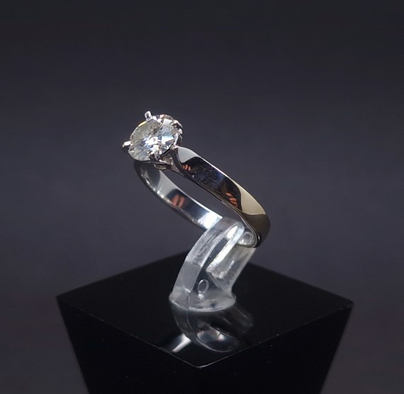 Gold ring with moissanite