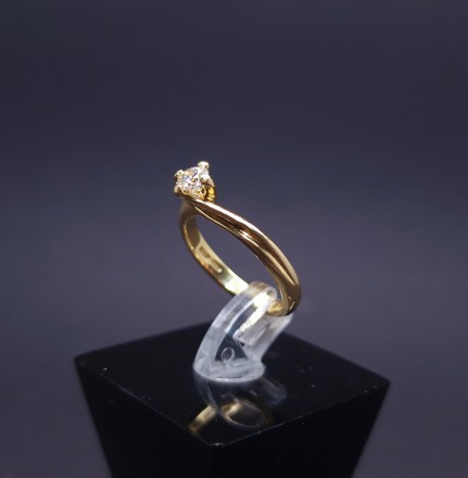 Gold ring with diamond