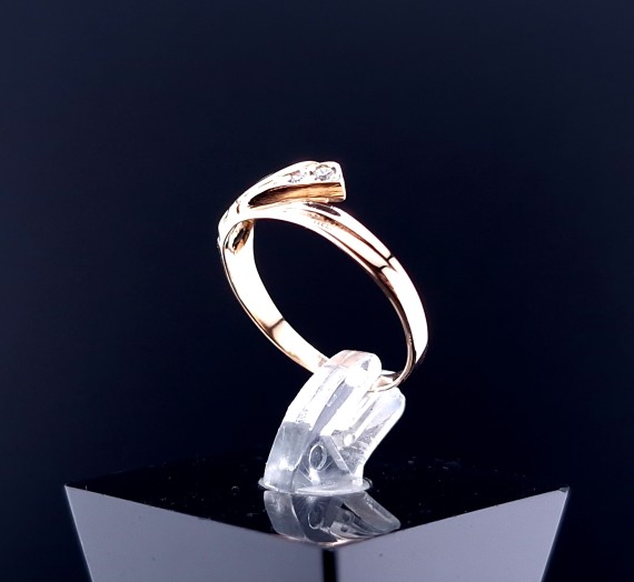 Gold ring with zircons