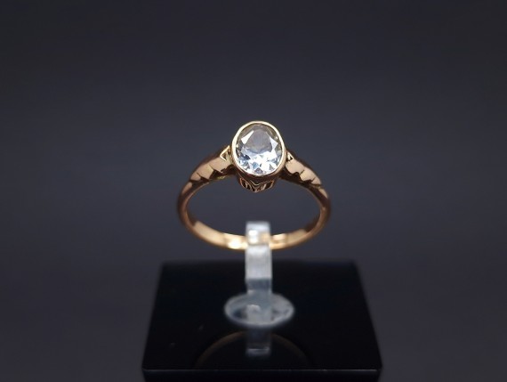 Gold ring with zircon