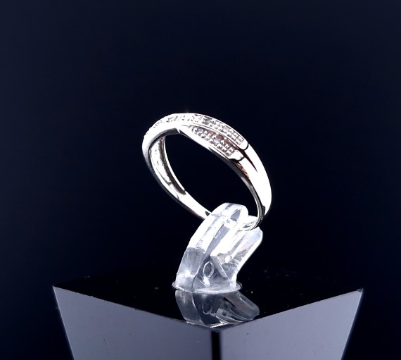 Gold ring with diamonds