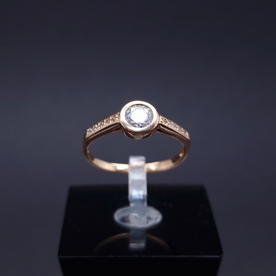 Gold ring with zircons