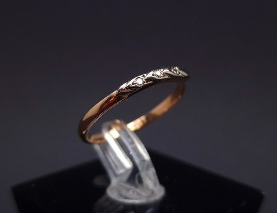 Gold ring with diamonds