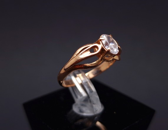 Gold ring with zircon