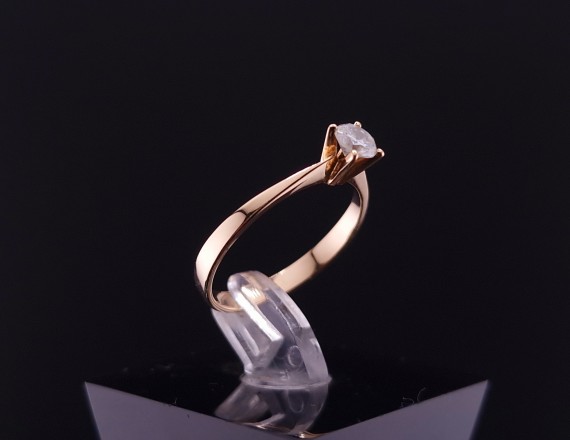 Gold ring with diamond