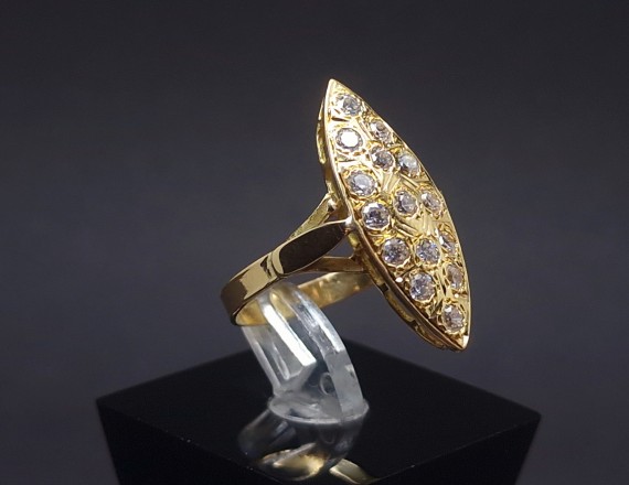 Gold ring with zircons