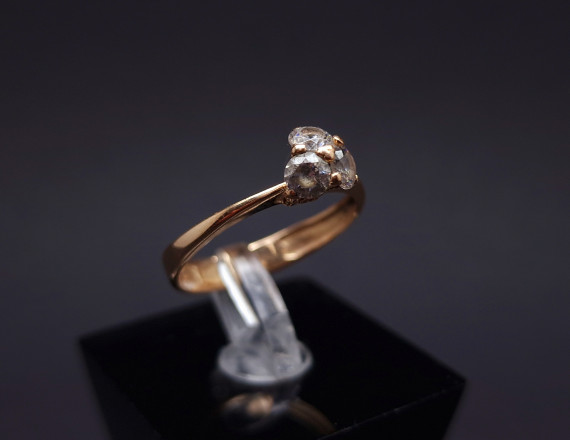 Gold ring with zircons