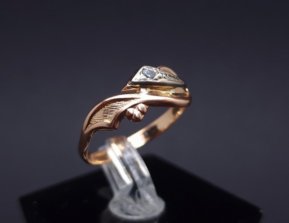 Gold ring with zircon