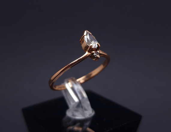 Gold ring with zircons