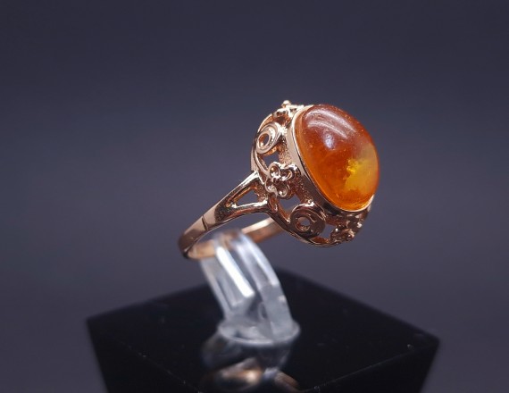 Vintage gold ring with amber