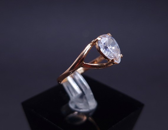 Gold ring with zircon