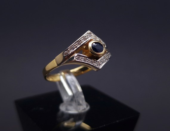 Gold ring with zircons and garnet