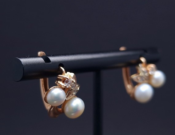 Gold earrings with zircons and pearl