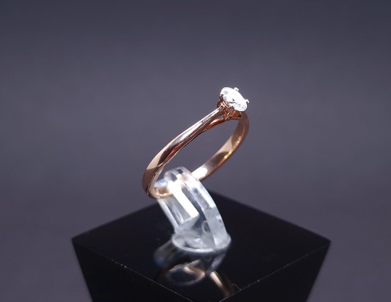 Gold ring with diamond