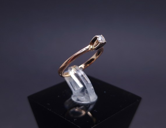 Gold ring with diamond